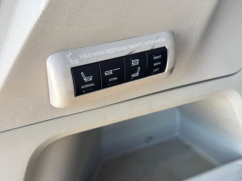 Used 2014 Chrysler Town & Country Touring-L FWD image 8