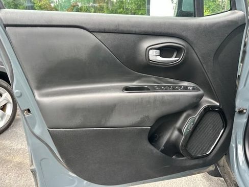Used 2018 Jeep Renegade Altitude w/ Popular Equipment Group FWD image 9