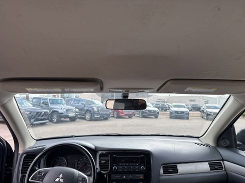 Used 2015 Mitsubishi Outlander ES image 19