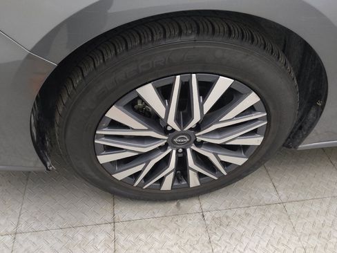 Used 2024 Nissan Altima 2.5 SV image 31