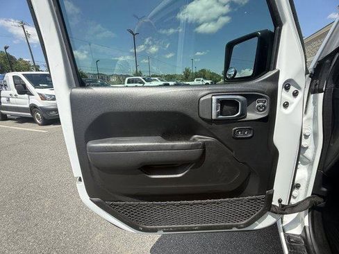 Used 2025 Jeep Gladiator Sport AWD/4WD image 18