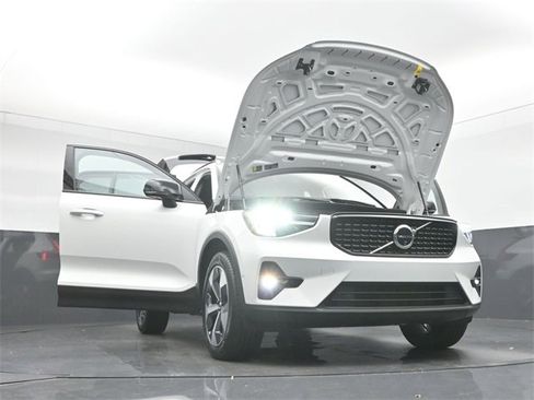 Used 2024 Volvo XC40 B5 Plus image 53