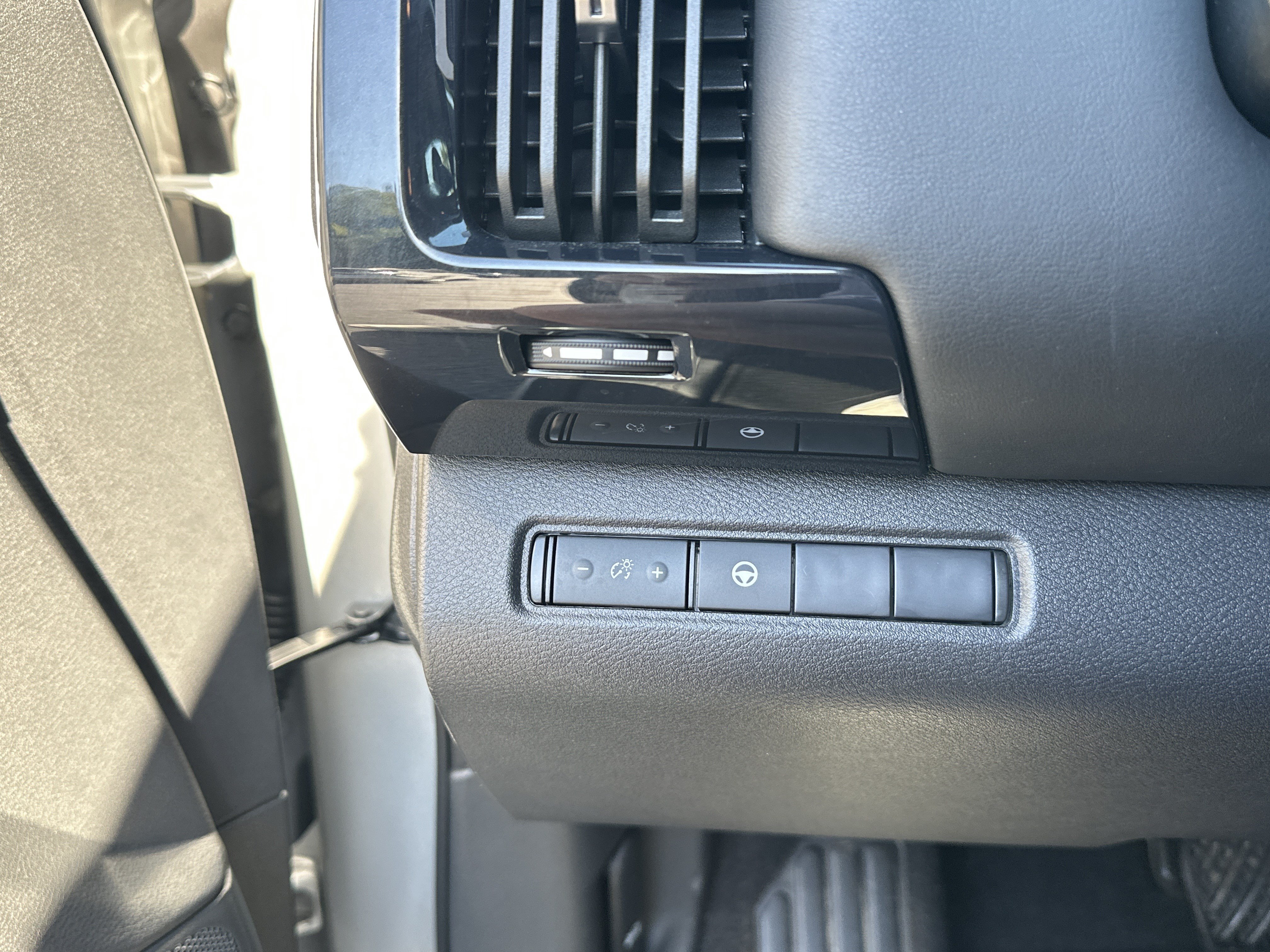 Used 2024 Nissan Pathfinder SV FWD image 21