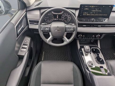 Used 2025 Mitsubishi Outlander ES FWD image 15