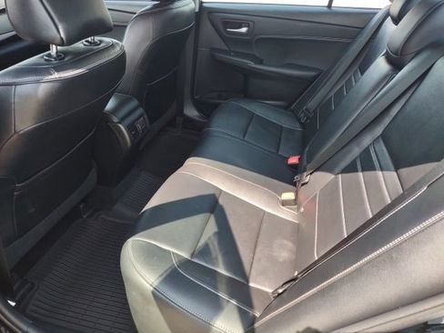 Used 2017 Toyota Camry XLE w/ Moonroof Package FWD image 19