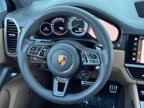 Used 2022 Porsche Cayenne Turbo S image 21