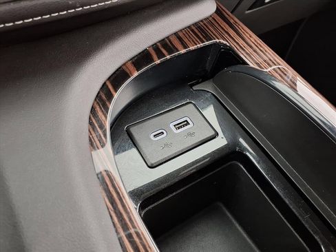 Used 2024 Cadillac Escalade ESV Premium Luxury image 8