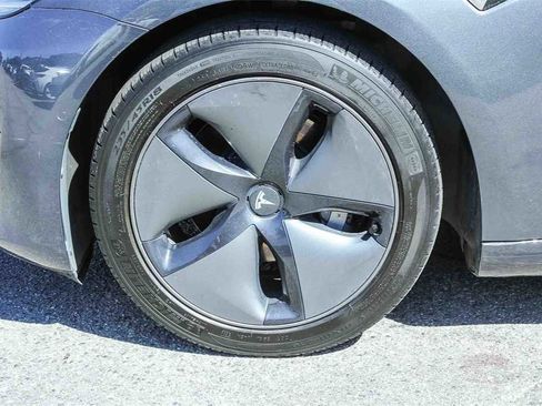 Used 2018 Tesla Model 3 Mid Range image 9