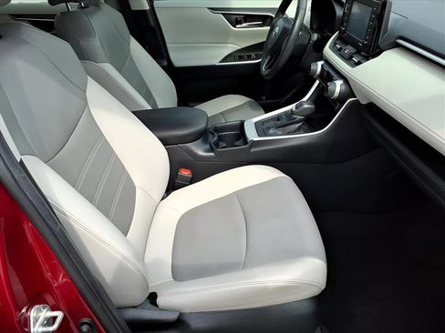 Used 2020 Toyota RAV4 XLE Premium image 17