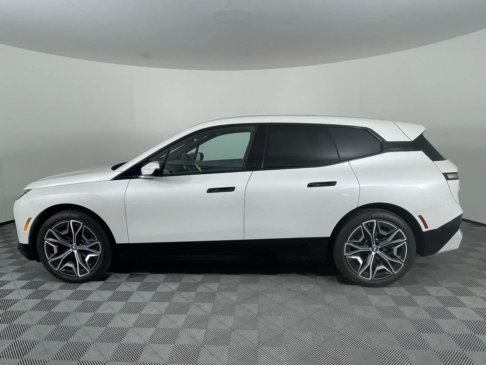 Used 2024 BMW iX xDrive50 w/ Premium Package AWD/4WD image 6