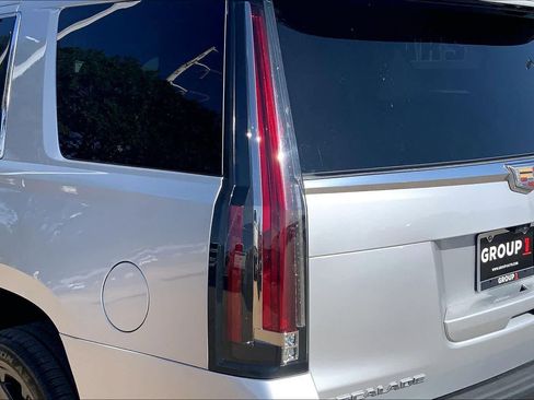 Used 2020 Cadillac Escalade Premium Luxury RWD image 29