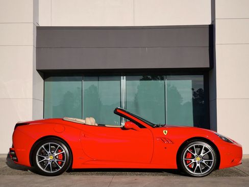 Used 2013 Ferrari California image 4