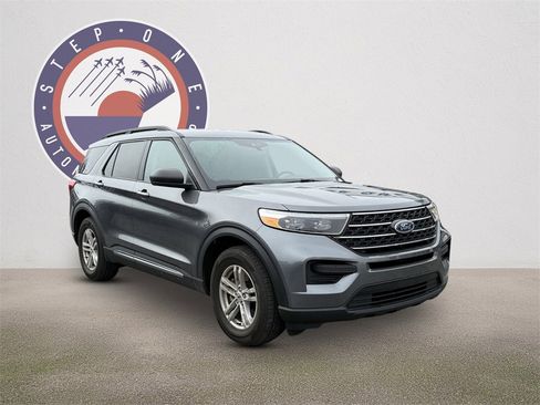 Used 2024 Ford Explorer XLT image 2