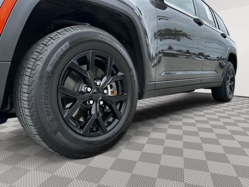 Used 2025 Jeep Grand Cherokee L Altitude AWD/4WD image 6
