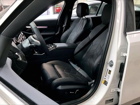 Used 2025 BMW i5 eDrive40i w/ Premium Package image 27