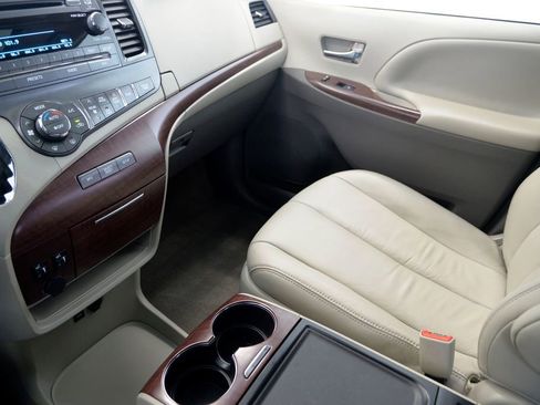 Used 2014 Toyota Sienna XLE image 27