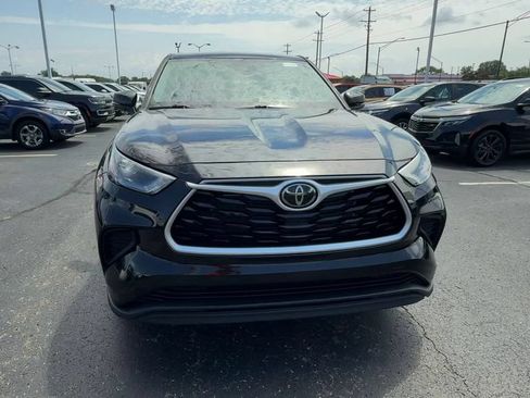 Used 2023 Toyota Highlander L FWD image 3