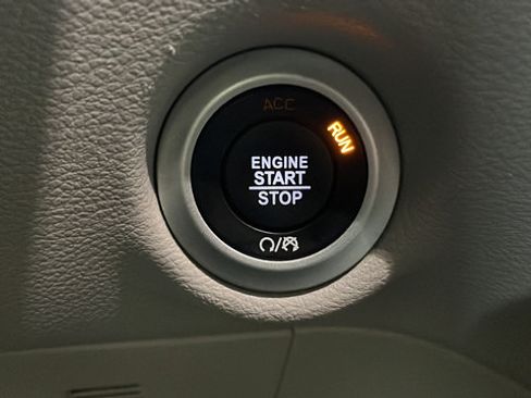 Used 2023 Chrysler Pacifica Touring-L FWD image 21