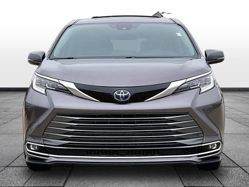 Used 2021 Toyota Sienna Limited FWD image 3