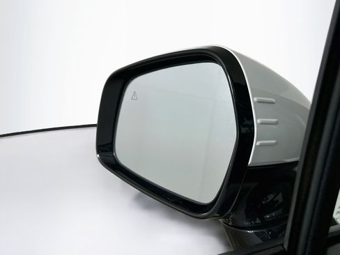 Used 2025 Kia Carnival FWD image 16