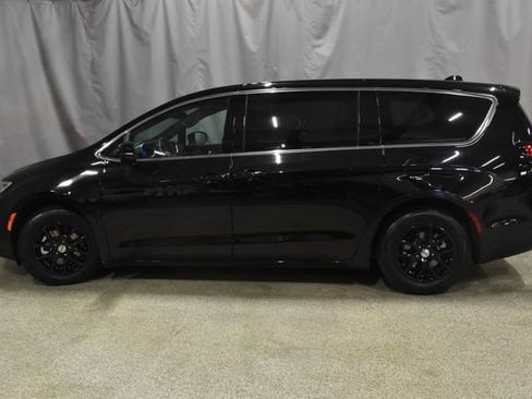 Certified 2025 Chrysler Pacifica Select image 6