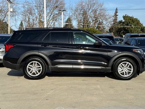 Used 2025 Ford Explorer Active image 2