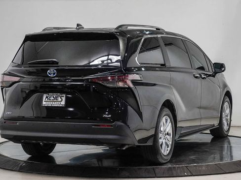 Used 2025 Toyota Sienna XLE w/ XLE Plus Package image 4