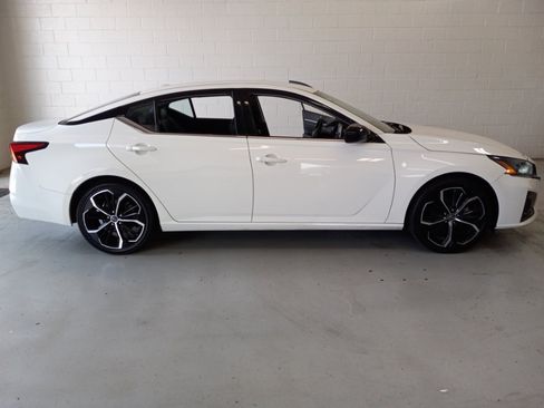Used 2024 Nissan Altima 2.5 SR FWD image 2