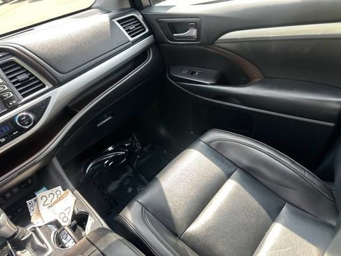 Used 2019 Toyota Highlander XLE AWD/4WD image 22