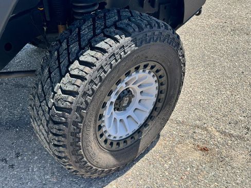 Used 2015 Jeep Wrangler Unlimited Rubicon w/ Connectivity Group AWD/4WD image 9
