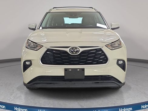 Used 2020 Toyota Highlander XLE AWD/4WD image 3
