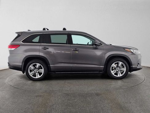 Used 2018 Toyota Highlander Limited FWD image 2