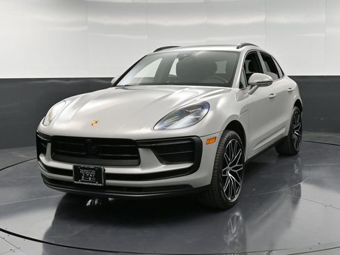 Certified 2025 Porsche Macan image 6