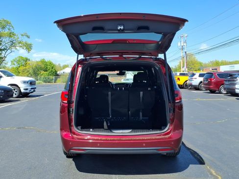Certified 2022 Chrysler Pacifica Touring-L w/ S Appearance Package AWD/4WD image 7
