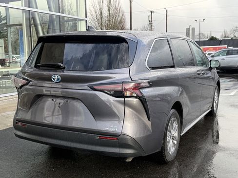 Used 2024 Toyota Sienna LE image 7