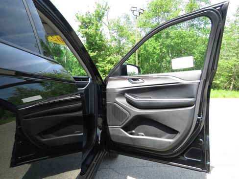 Used 2023 Jeep Grand Cherokee Limited AWD/4WD image 12