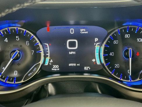 Used 2024 Chrysler Pacifica Touring-L FWD image 12