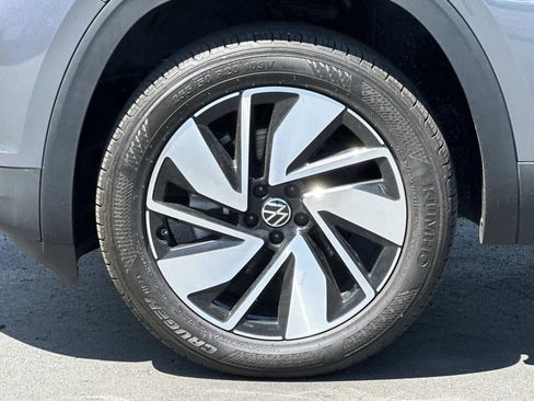 Used 2025 Volkswagen Atlas SE AWD/4WD image 9