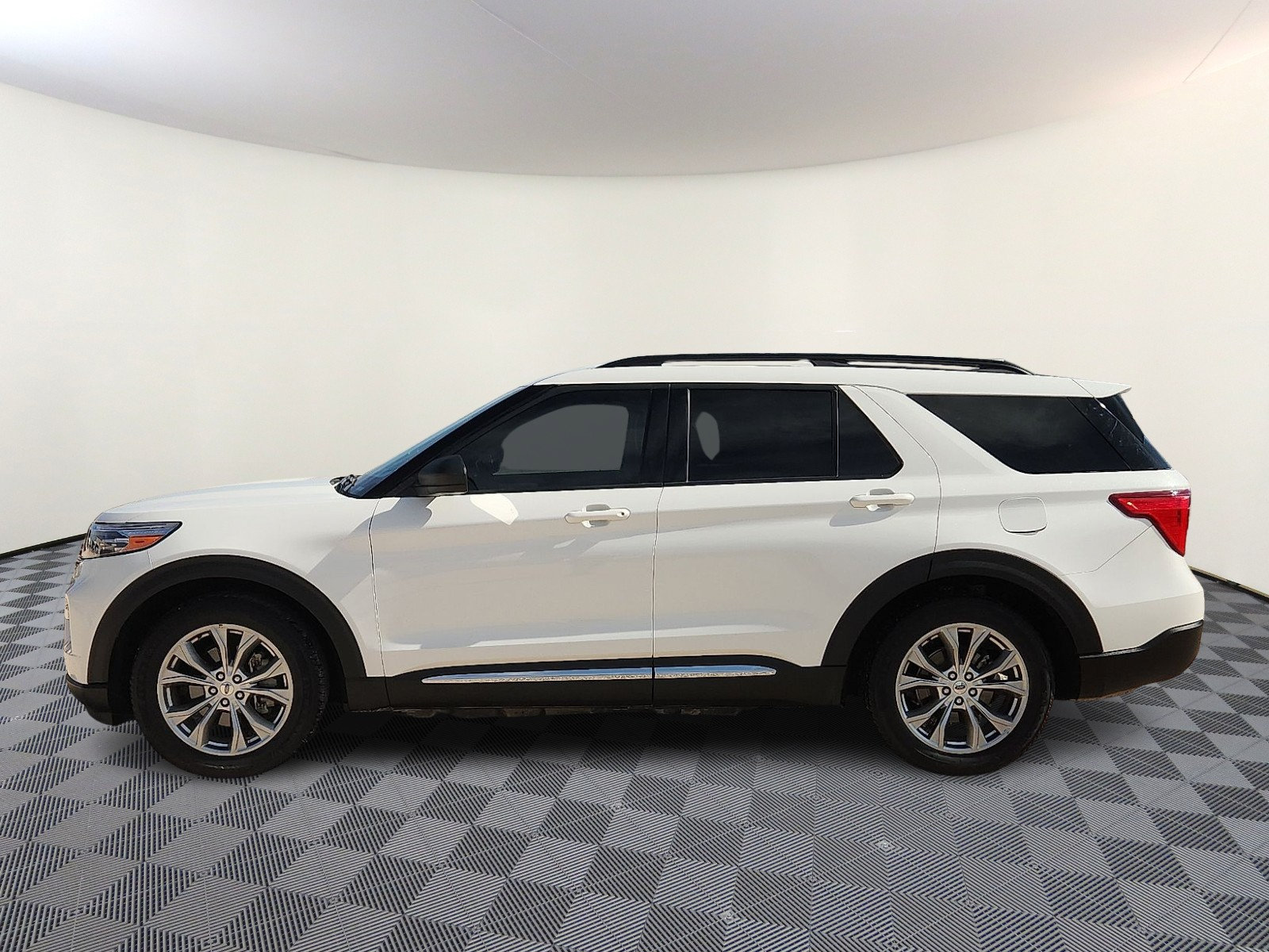 Used 2022 Ford Explorer XLT w/ Equipment Group 202A RWD image 2