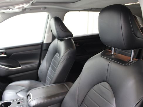 Used 2024 Toyota Highlander XLE AWD/4WD image 4