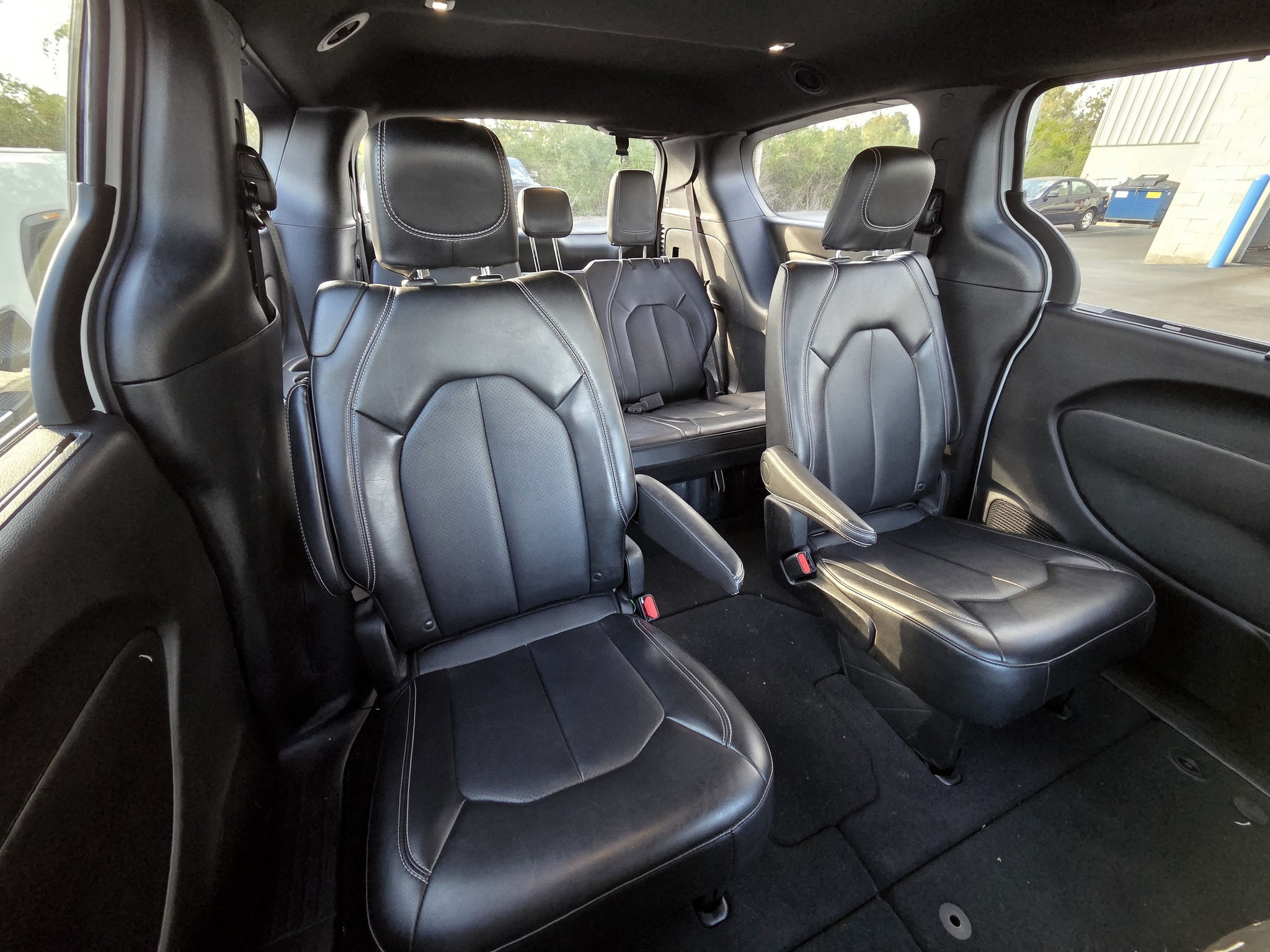 Used 2025 Chrysler Pacifica Select FWD image 6