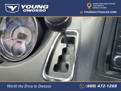 Used 2016 Chrysler Town & Country Touring-L FWD image 18