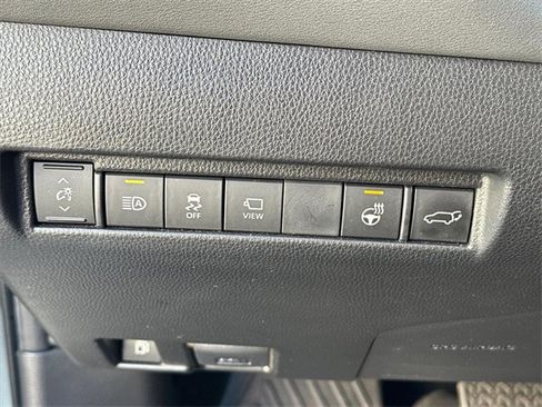 Used 2024 Toyota Venza image 17