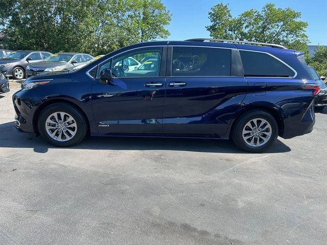 Used 2021 Toyota Sienna XLE FWD image 2