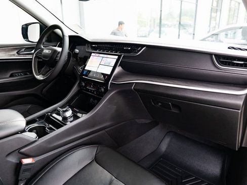 Used 2023 Jeep Grand Cherokee Limited image 24