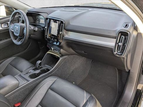 Used 2022 Volvo XC40 T5 Momentum image 18