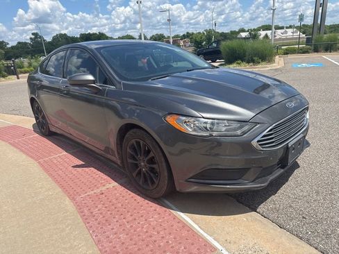 Used 2017 Ford Fusion SE w/ Fusion SE Technology Package FWD image 3