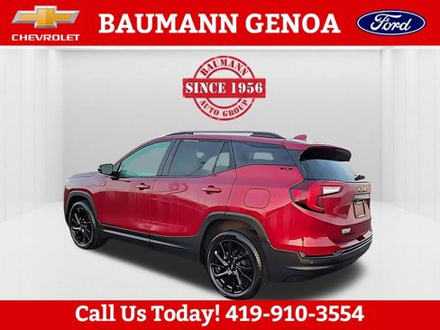 Used 2024 GMC Terrain SLE w/ Driver Convenience Package FWD image 2
