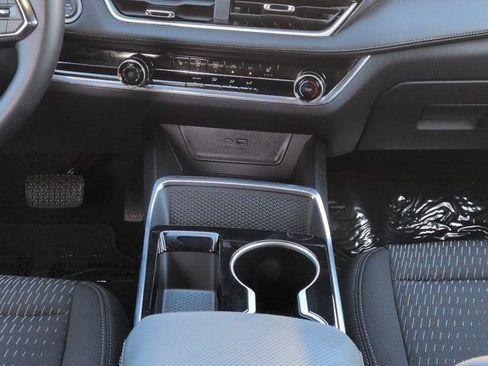 Used 2025 Chevrolet Equinox LT w/ Safety and Technology Package FWD image 18