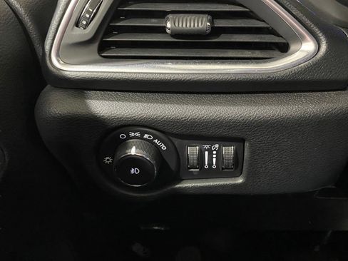 Used 2019 Chrysler Pacifica Touring-L w/ Advanced Safetytec Group image 20